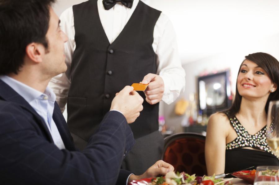 Британское правительство оплатит 50% от ресторанных счетов посетителей