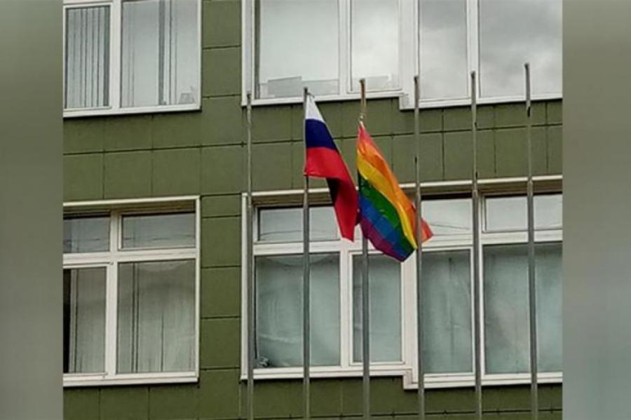 Флаг ЛГБТ вывесили на школе в Петербурге