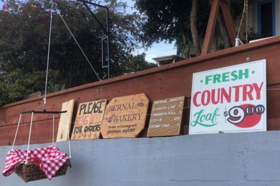 Пекарня в Сан-Франциско использует корзину на веревке для доставки заказов
