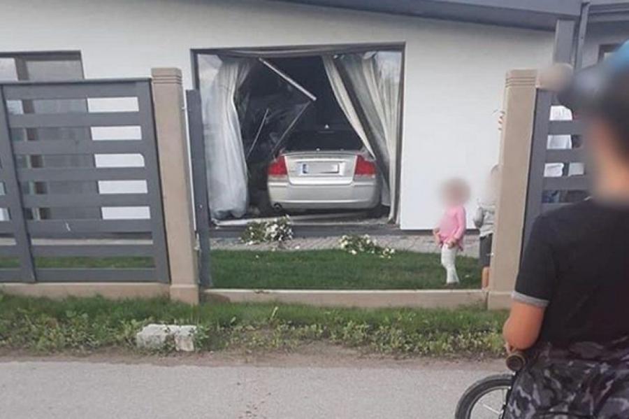 ФОТО: автомобиль буквально “влетел” в дом в Даугавпилсе