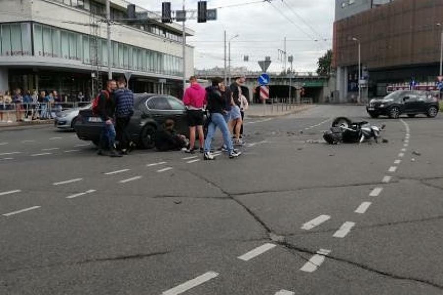 Воскресное ДТП в Риге: у т/ц “Origo” дорогу не поделили “BMW” и мотоцикл