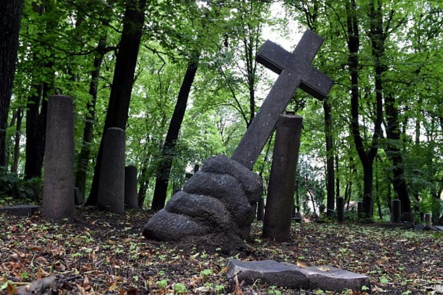 «Это часть латышской души»: в Лондоне местные латыши отметили День кладбища