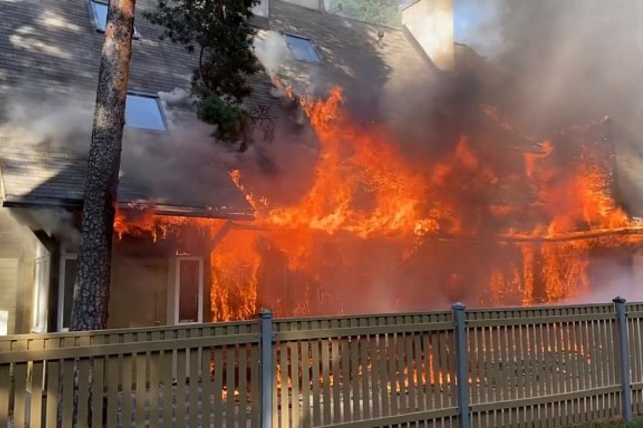 Пламя почти полностью поглотило двухэтажный дом в Риге (+ВИДЕО)