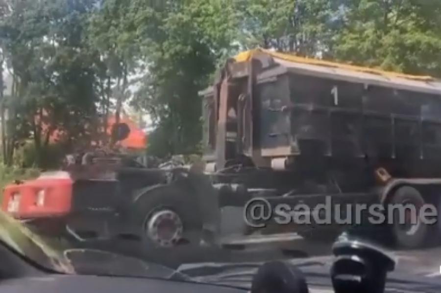 Столкновение двух грузовиков в Умпале: одна из фур осталась без кабины (+ВИДЕО)