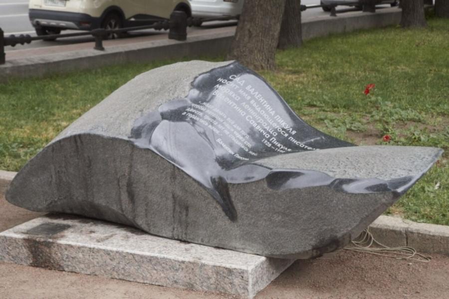 В Санкт-Петербурге установили мемориальный знак в честь великого рижанина