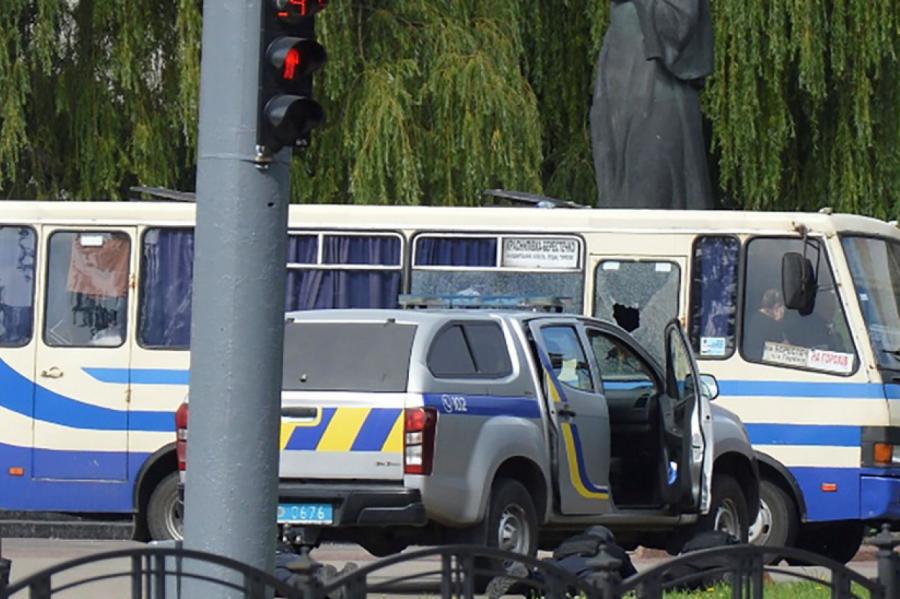 На Украине вооруженный человек захватил автобус с заложниками