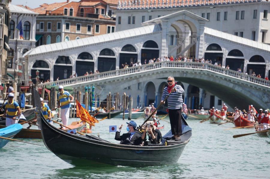 Туристы все толще: в Венеции снизили максимальное число пассажиров в гондолах
