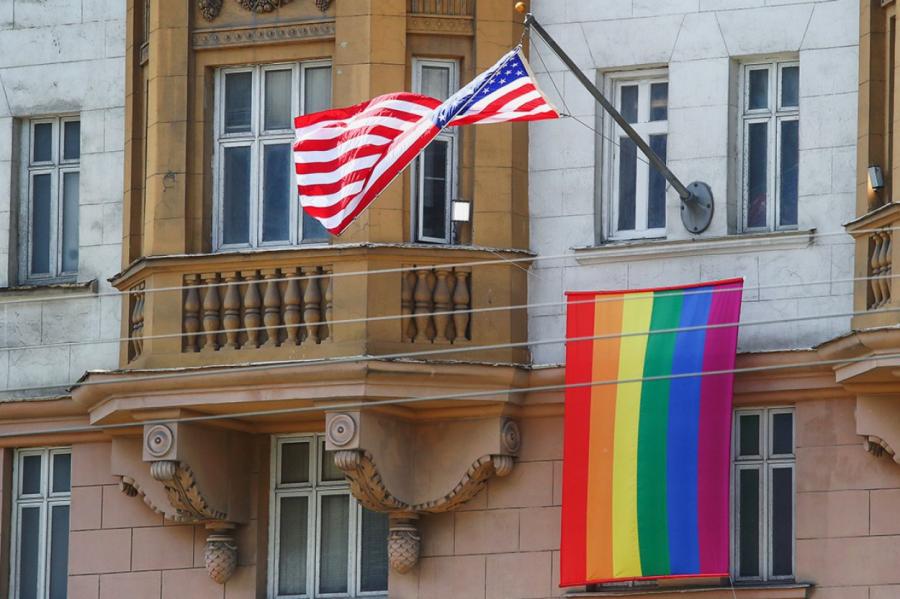 Путин пошутил про секс-меньшинства в посольстве США