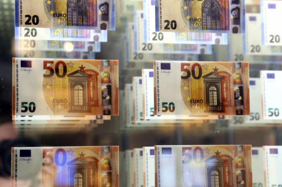 Латвийские монетарные финучреждения заработали почти в 3 раза меньше