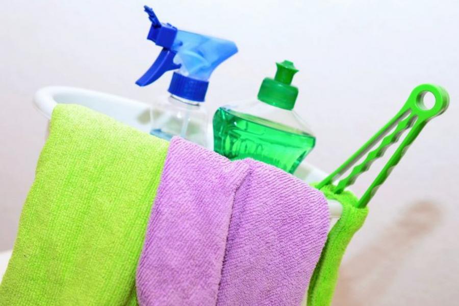 Как правильно мыть натяжной потолок: ошибки хозяек