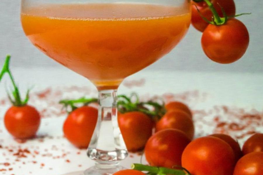 Почему женщинам стоит регулярно пить томатный сок