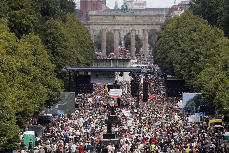 В Берлине прошла массовая акция протеста против COVID-ограничений