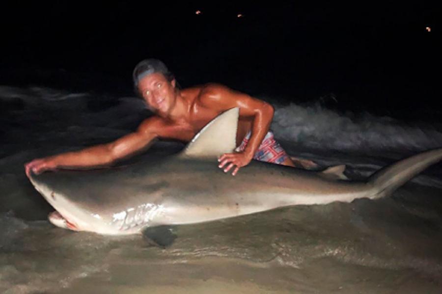 Студент поймал 180-килограммовую тупорылую акулу