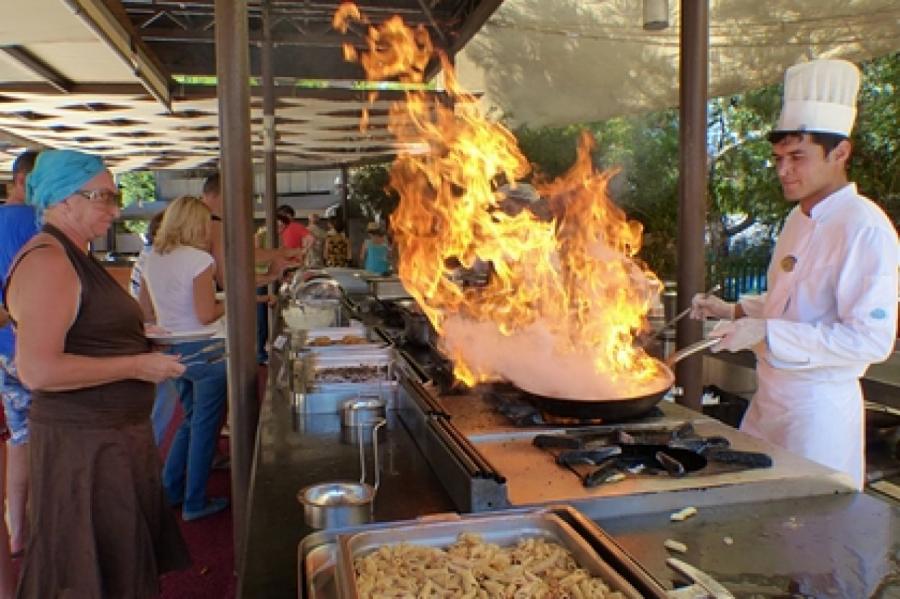 Туристам в турецких отелях запретили брать еду со «шведского стола»