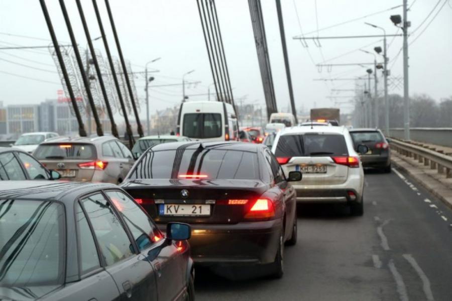 Заметно упало число выданных водительских удостоверений в Латвии (ГРАФИК)
