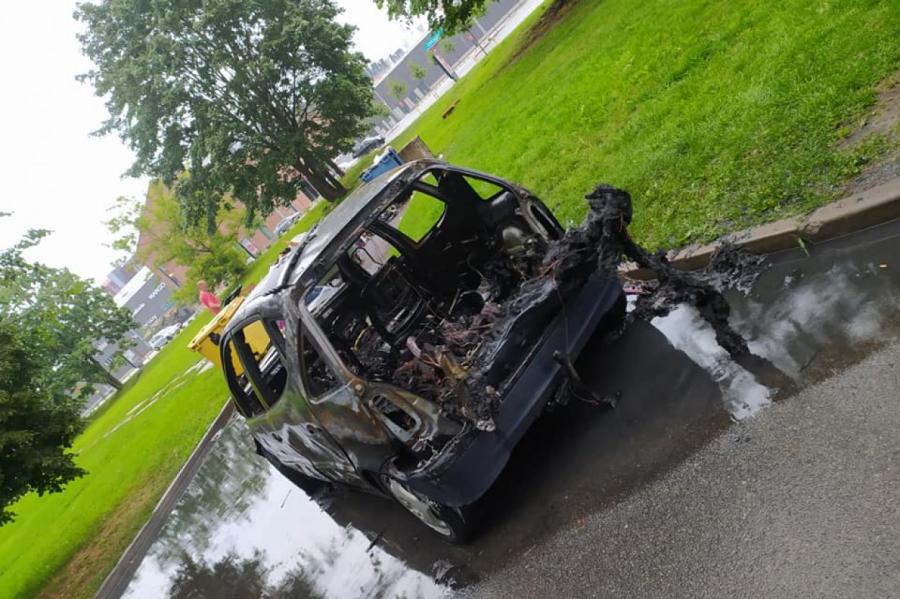 ФОТО, ВИДЕО: во дворе в Кенгарагсе “легковушка” сгорела дотла