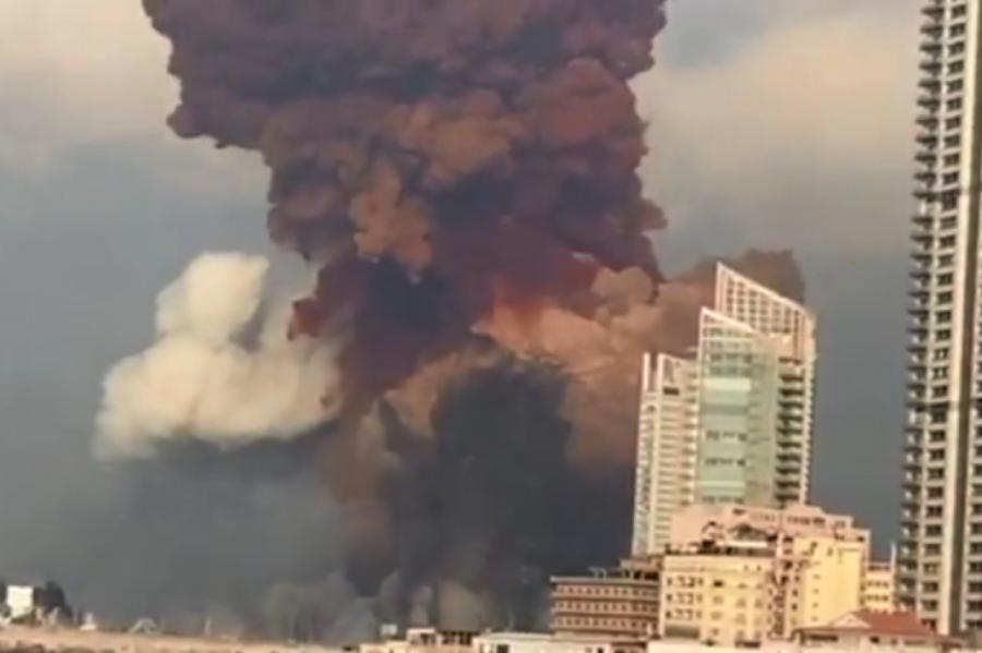Мощный взрыв прогремел у бейрутского порта (ВИДЕО)
