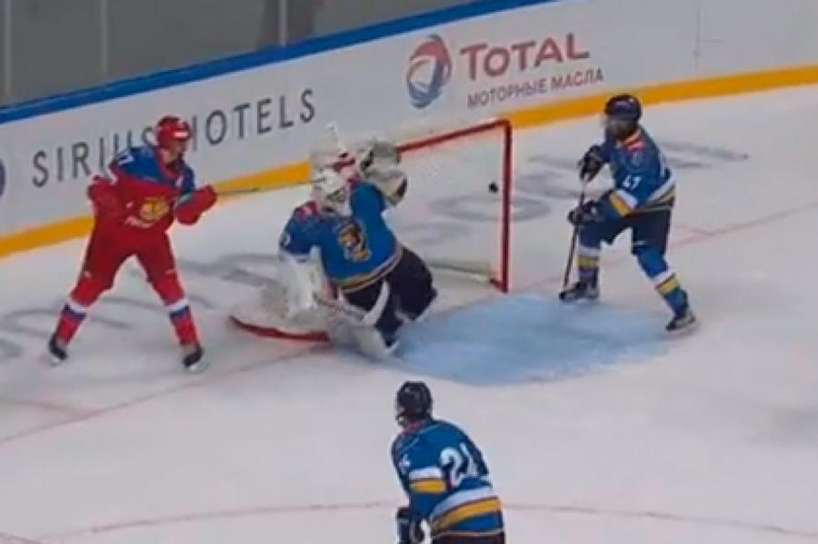 18-летний российский хоккеист забросил уникальную шайбу в стиле игрока НХЛ