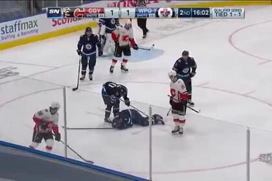 Игрок НХЛ получил шайбой по лицу и залил лед кровью (ВИДЕО)