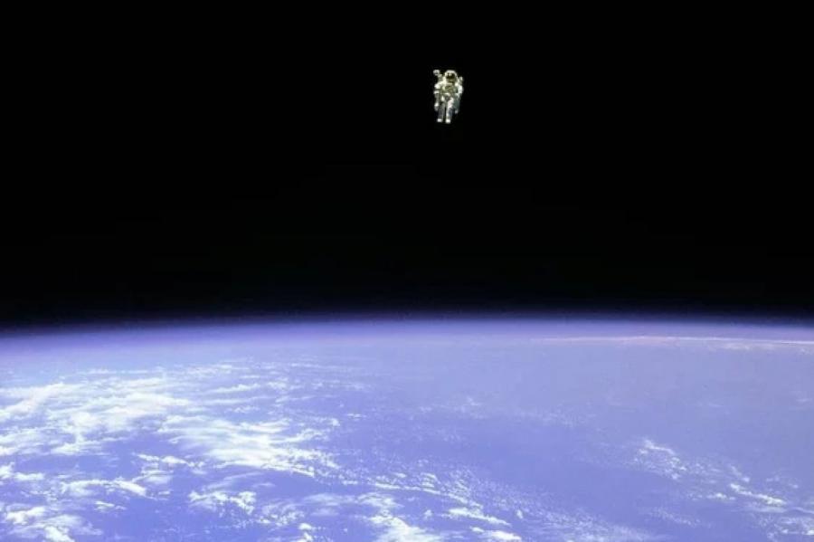 В 1984 году американец Брюс МакКэндлесс вышел в открытый космос из корабля