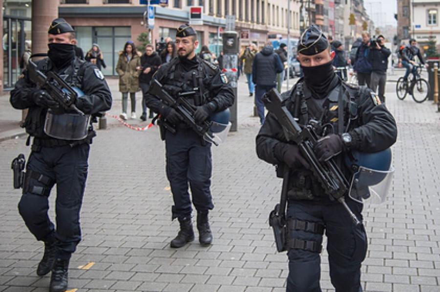 Захвативший заложников в банке во Франции мужчина сдался полиции