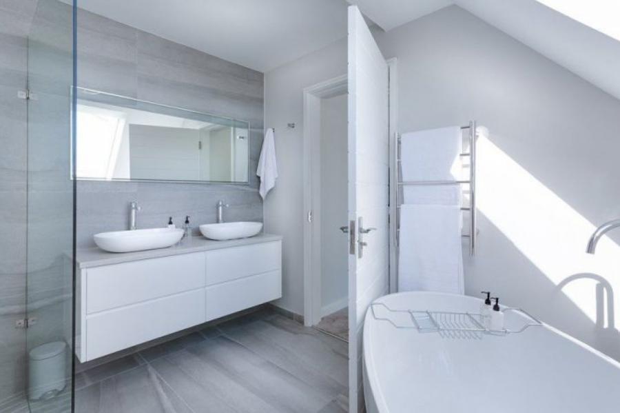 Как правильно выбирать зеркало для ванной и прихожей: советы дизайнеров