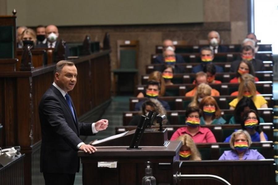 В Польше на инаугурации Дуды депутаты напомнили президенту о правах ЛГБТ