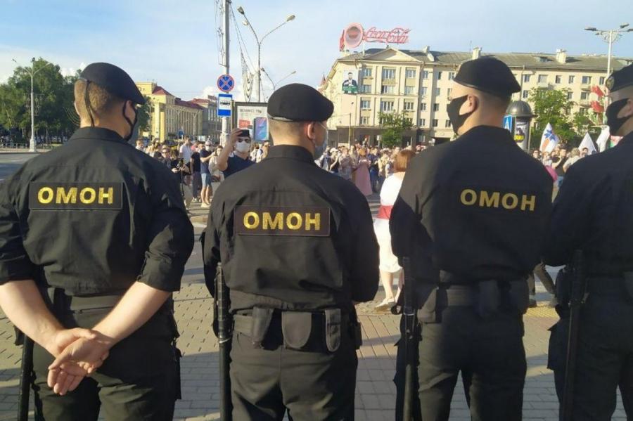 В Минске начались столкновения протестующих с ОМОНом