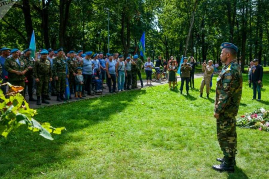 Латвийского пограничника накажут за то, что поздравил друзей с Днём ВДВ