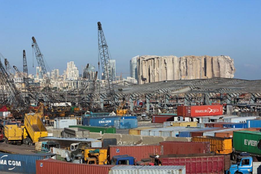 В порту Бейрута обнаружили 20 контейнеров с опасными химическими веществами