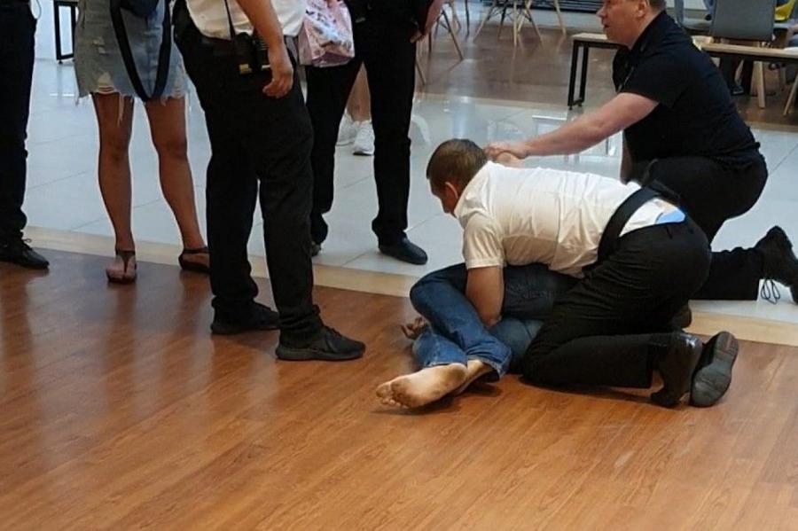 Мужчина кричал от боли: клиентов торгового центра Риги возмутило задержание вора