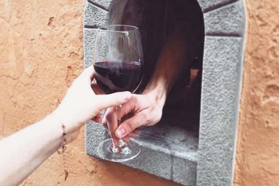 Бары и рестораны в Тоскане начали подавать напитки через «винные окна»