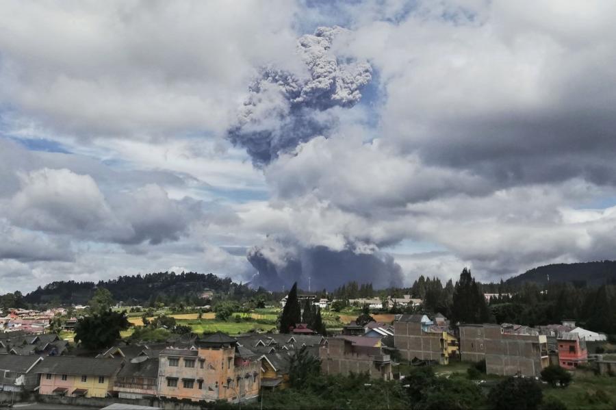В Индонезии проснулся вулкан и выбросил в воздух огромный столб пыли