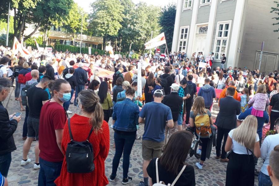 В Риге несколько сотен человек выразили поддержку протестам в Белоруссии