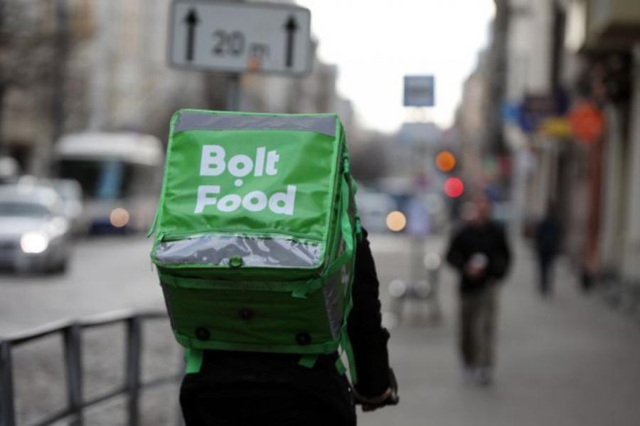 Рижанка негодует: доставщики еды “Bolt” и “Wolt” не говорят на латышском!