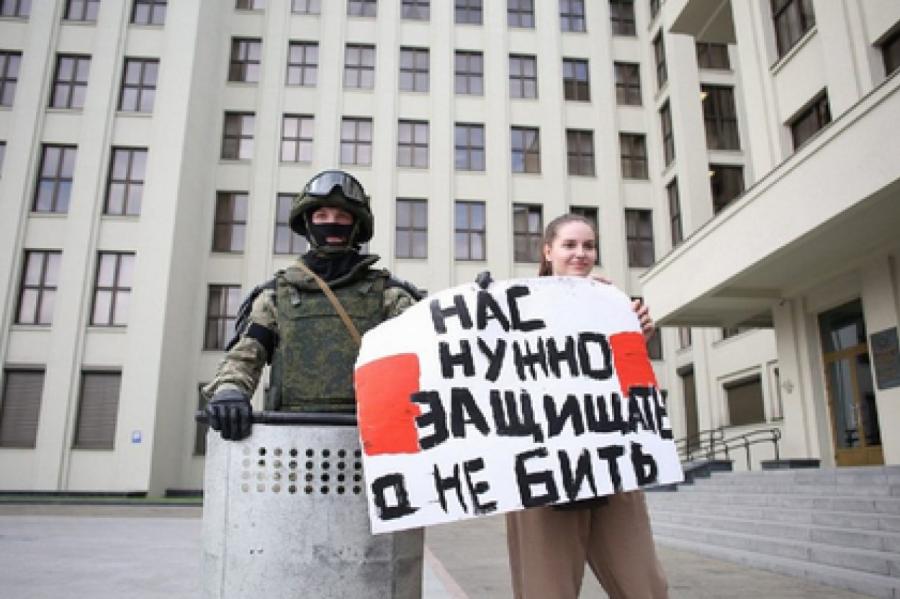 Девушки начали обнимать ОМОН Белоруссии – они опустили щиты (+ВИДЕО)