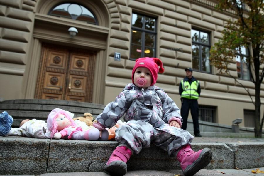 В Латвии скоро запретят усыновление детей за границу, но хорошо ли это?