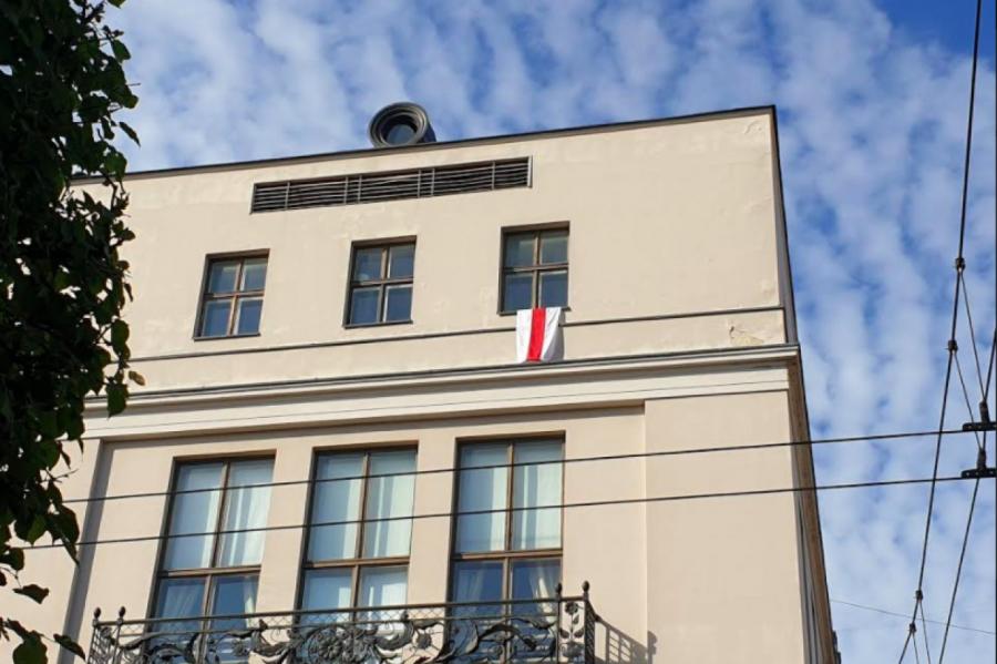 «Без Лукашенко!» На здании Латышского общества в Риге вывесили «протестный» флаг