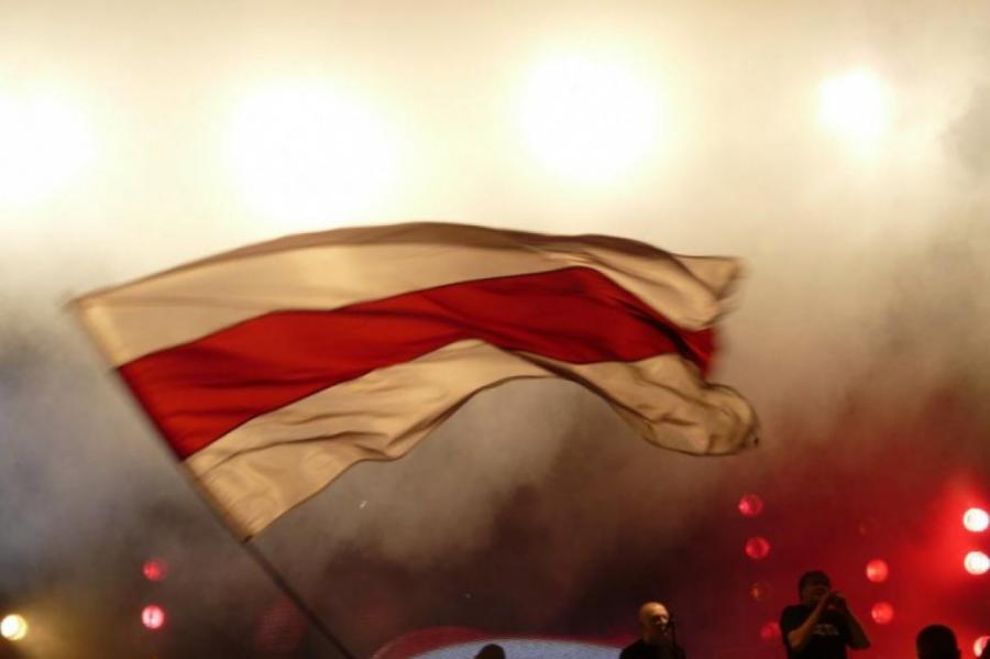 Что означает бело-красно-белый флаг оппозиции Беларуси?