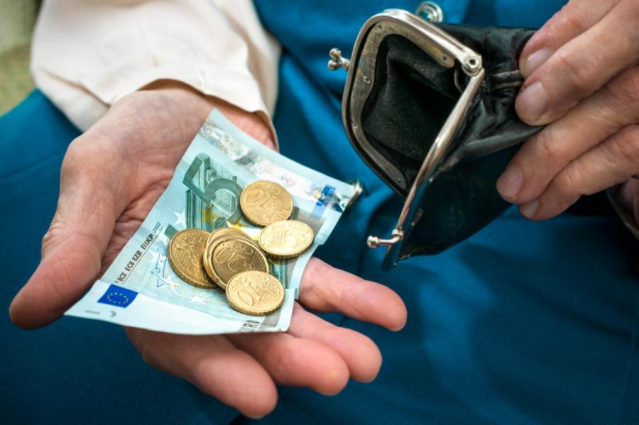 Латвийским пенсионерам перечислят дополнительно по 160-240 евро