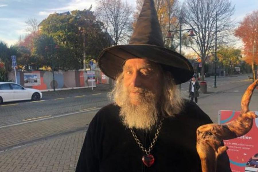B Новой Зеландии мужчина официально работает волшебником и получает за это $10к