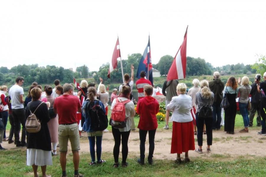 Против Лукашенко: латвийцы показали белорусам бело-красный флаг (ВИДЕО)