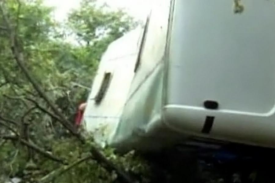 В Грузии автобус сорвался в пропасть; не менее 17 погибших