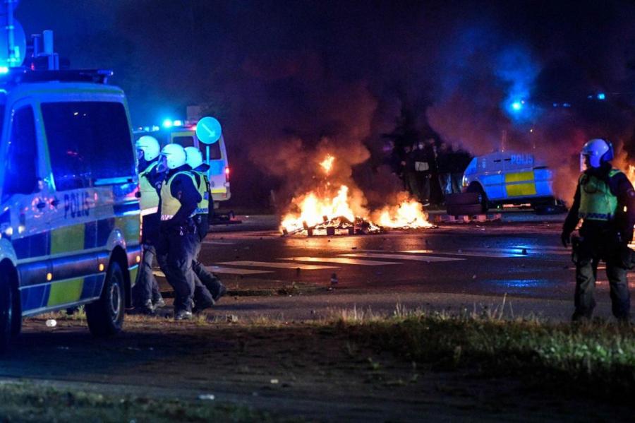 Беспорядки в Швеции: протестующие забросали полицейских камнями