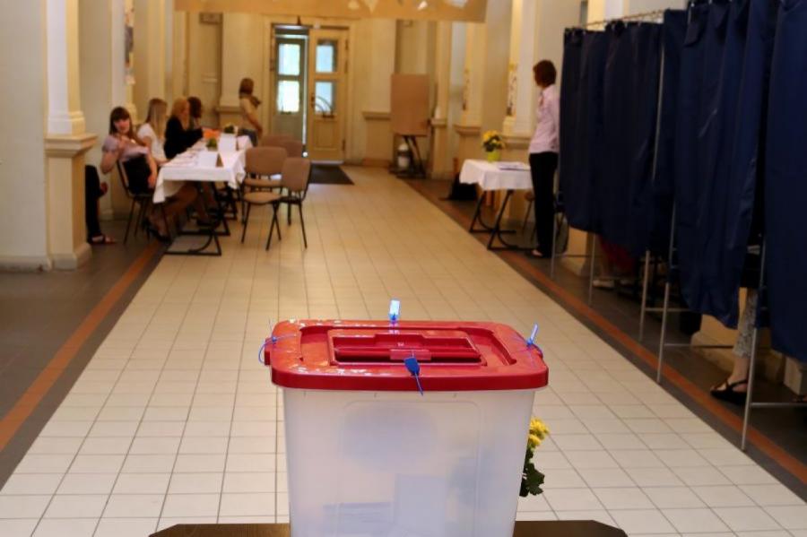 Явка на выборы в Рижскую думу пока рекордно низка