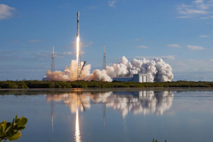 SpaceX запустила ракету Falcon 9 со спутником
