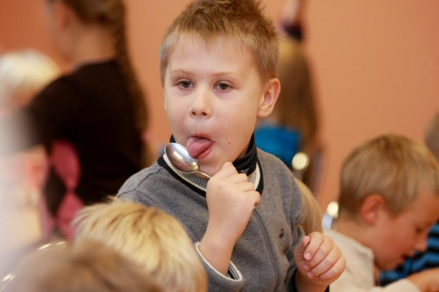 Обед из одного блюда: как кормят школьников в Латвии