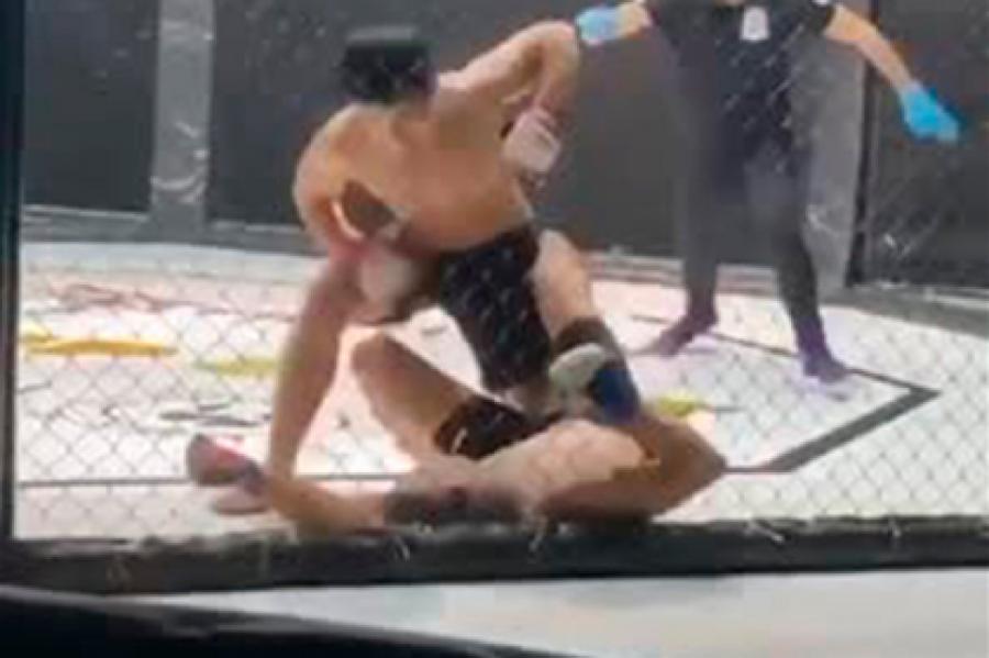 Боец MMA показал сопернику средний палец и нокаутировал его
