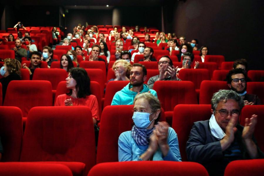 Ограничения в Риге: в театр не пустят без документов, в кино - без телефона