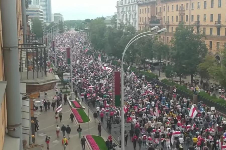 Число участников марша оппозиции в Минске превысило 100 тыс. человек
